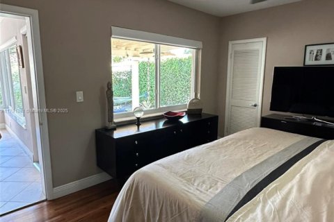 House in Coral Gables, Florida 3 bedrooms, 126.9 sq.m. № 1739043 - photo 12