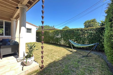 House in Coral Gables, Florida 3 bedrooms, 126.9 sq.m. № 1739043 - photo 30