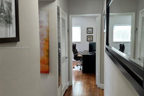 House in Coral Gables, Florida 3 bedrooms, 126.9 sq.m. № 1739043 - photo 17