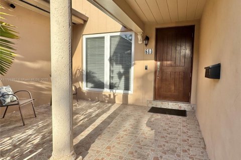 House in Coral Gables, Florida 3 bedrooms, 126.9 sq.m. № 1739043 - photo 2