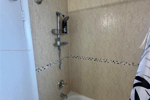 House in Coral Gables, Florida 3 bedrooms, 126.9 sq.m. № 1739043 - photo 27