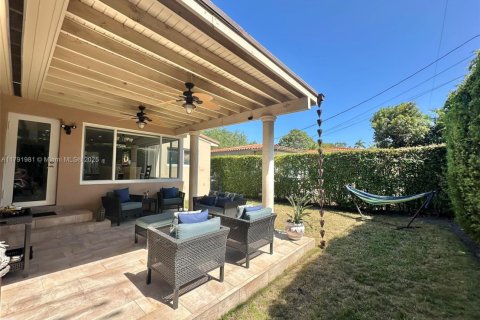 House in Coral Gables, Florida 3 bedrooms, 126.9 sq.m. № 1739043 - photo 29