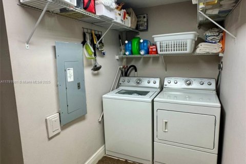 House in Coral Gables, Florida 3 bedrooms, 126.9 sq.m. № 1739043 - photo 10