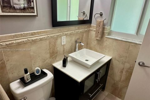 House in Coral Gables, Florida 3 bedrooms, 126.9 sq.m. № 1739043 - photo 14