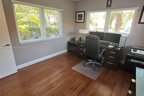 House in Coral Gables, Florida 3 bedrooms, 126.9 sq.m. № 1739043 - photo 20