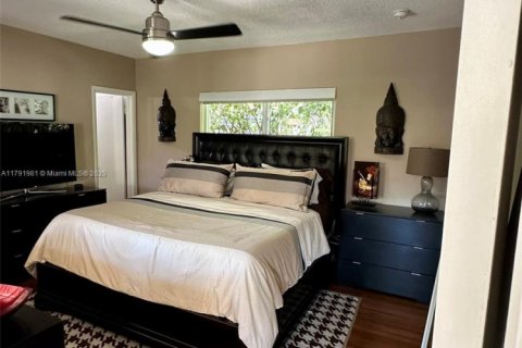 House in Coral Gables, Florida 3 bedrooms, 126.9 sq.m. № 1739043 - photo 11