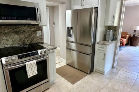 House in Coral Gables, Florida 3 bedrooms, 126.9 sq.m. № 1739043 - photo 8