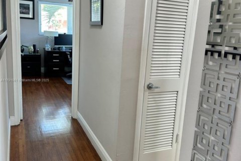 House in Coral Gables, Florida 3 bedrooms, 126.9 sq.m. № 1739043 - photo 16