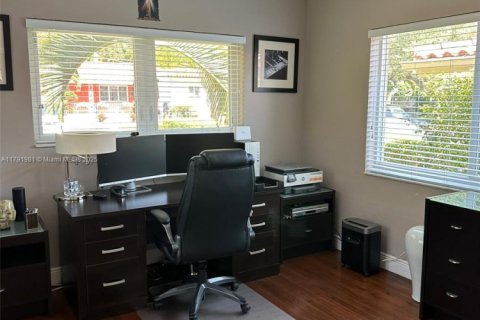 House in Coral Gables, Florida 3 bedrooms, 126.9 sq.m. № 1739043 - photo 18