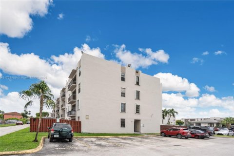 Condominio en venta en Hialeah, Florida, 3 dormitorios, 111.76 m2 № 1874537 - foto 3