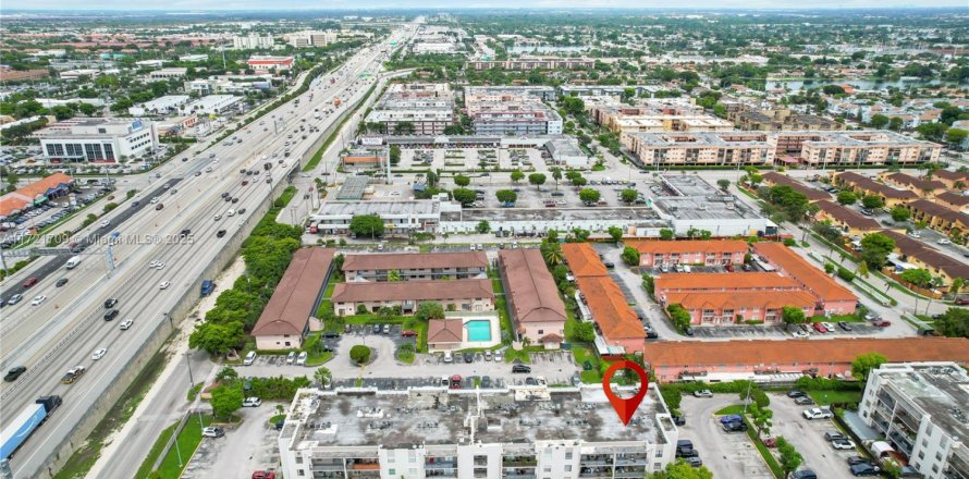 Condominio en Hialeah, Florida, 3 dormitorios  № 1874537