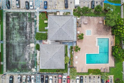 Condominio en venta en Hialeah, Florida, 3 dormitorios, 111.76 m2 № 1874537 - foto 5
