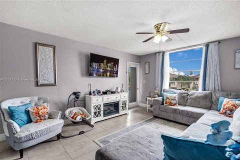 Condominio en venta en Hialeah, Florida, 3 dormitorios, 111.76 m2 № 1874537 - foto 11