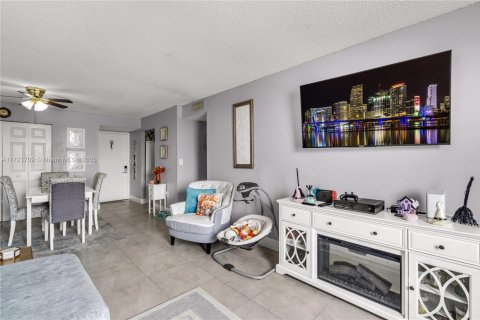Condominio en venta en Hialeah, Florida, 3 dormitorios, 111.76 m2 № 1874537 - foto 13