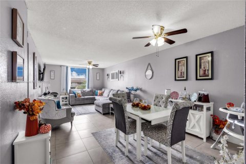 Condominio en venta en Hialeah, Florida, 3 dormitorios, 111.76 m2 № 1874537 - foto 12