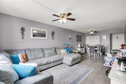 Condominio en venta en Hialeah, Florida, 3 dormitorios, 111.76 m2 № 1874537 - foto 10