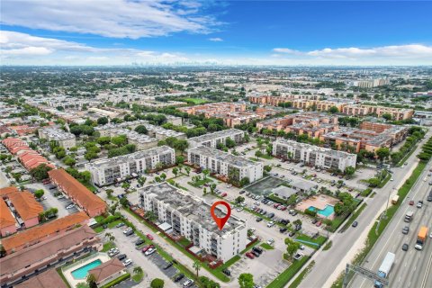 Condominio en venta en Hialeah, Florida, 3 dormitorios, 111.76 m2 № 1874537 - foto 4