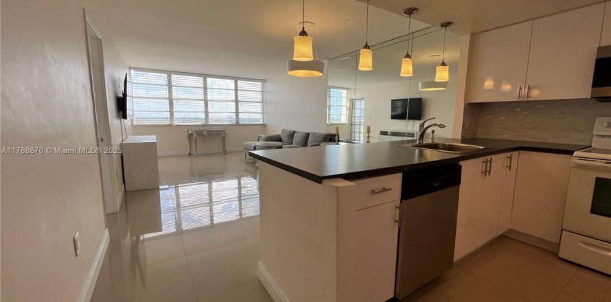 Condominio en Miami, Florida, 1 dormitorio  № 1863198