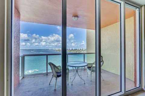 Condo in Riviera Beach, Florida, 2 bedrooms № 2081786 - photo 16
