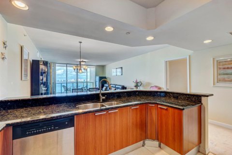 Condo in Riviera Beach, Florida, 2 bedrooms № 2081786 - photo 15