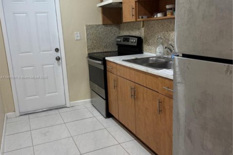 Villa ou maison à louer à Lauderhill, Floride: 2 chambres, 78.97 m2 № 1965538 - photo 2