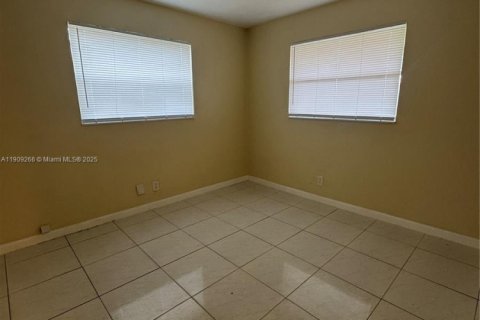 Villa ou maison à louer à Lauderhill, Floride: 2 chambres, 78.97 m2 № 1965538 - photo 3