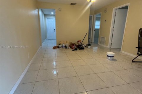 Villa ou maison à louer à Lauderhill, Floride: 2 chambres, 78.97 m2 № 1965538 - photo 4