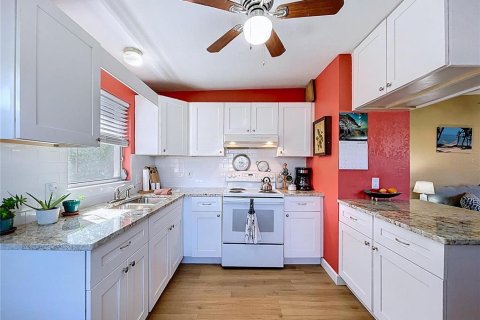 House in Saint Petersburg, Florida 2 bedrooms, 90.58 sq.m. № 2166617 - photo 6
