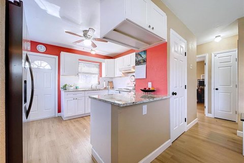 House in Saint Petersburg, Florida 2 bedrooms, 90.58 sq.m. № 2166617 - photo 8