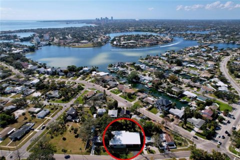 House in Saint Petersburg, Florida 2 bedrooms, 90.58 sq.m. № 2166617 - photo 4