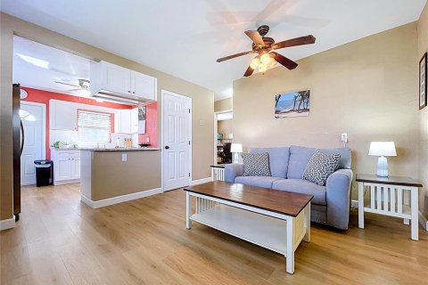 House in Saint Petersburg, Florida 2 bedrooms, 90.58 sq.m. № 2166617 - photo 15