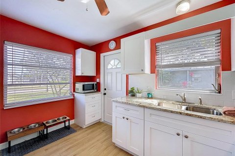 House in Saint Petersburg, Florida 2 bedrooms, 90.58 sq.m. № 2166617 - photo 7