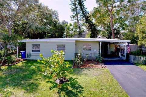 House in Saint Petersburg, Florida 2 bedrooms, 90.58 sq.m. № 2166617