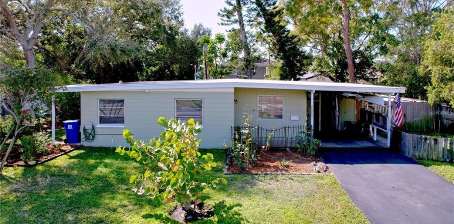 House in Saint Petersburg, Florida 2 bedrooms, 90.58 sq.m. № 2166617