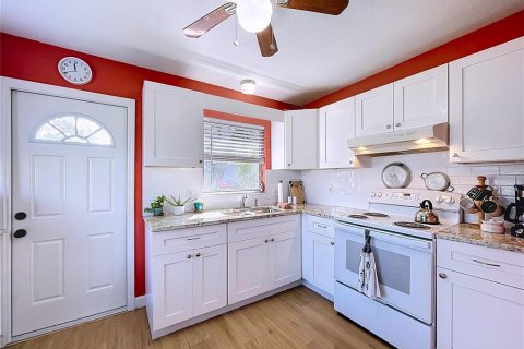 House in Saint Petersburg, Florida 2 bedrooms, 90.58 sq.m. № 2166617 - photo 5