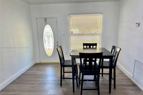 Снять в аренду виллу или дом в Холливуд, Флорида 3 спальни, 112.23м2, № 1964725 - фото 4