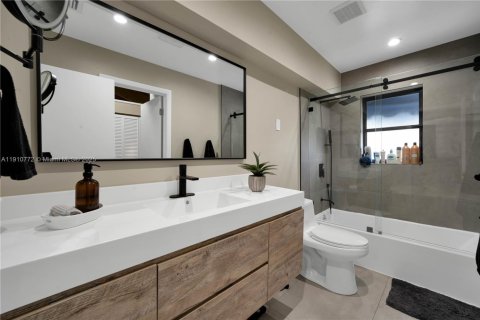 House in Cutler Bay, Florida 3 bedrooms, 178.28 sq.m. № 1967044 - photo 15