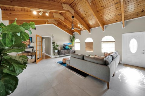 House in Cutler Bay, Florida 3 bedrooms, 178.28 sq.m. № 1967044 - photo 11