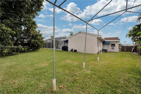 House in Cutler Bay, Florida 3 bedrooms, 178.28 sq.m. № 1967044 - photo 25