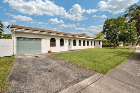 House in Cutler Bay, Florida 3 bedrooms, 178.28 sq.m. № 1967044
