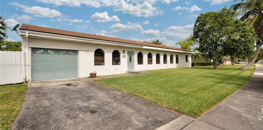 House in Cutler Bay, Florida 3 bedrooms, 178.28 sq.m. № 1967044