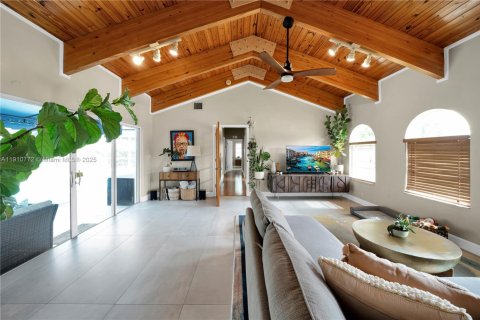 House in Cutler Bay, Florida 3 bedrooms, 178.28 sq.m. № 1967044 - photo 7