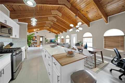 House in Cutler Bay, Florida 3 bedrooms, 178.28 sq.m. № 1967044 - photo 2