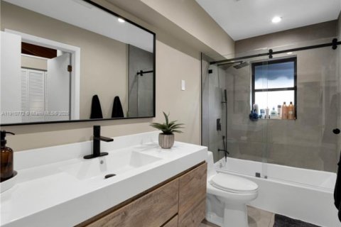 House in Cutler Bay, Florida 3 bedrooms, 178.28 sq.m. № 1967044 - photo 16