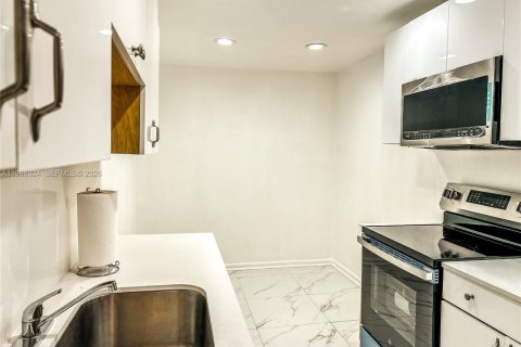 Снять в аренду кондоминиум в Норт-Майами-Бич, Флорида 1 спальня, 95.88м2, № 2027918 - фото 3