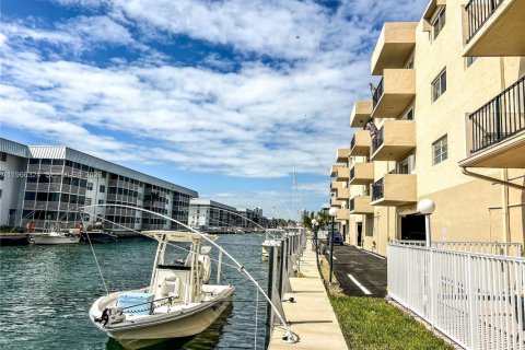 Condo à North Miami Beach, Floride, 1 chambre  № 2027918