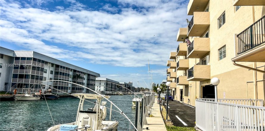 Кондоминиум с 1 спальней в Норт-Майами-Бич, Флорида № 2027918