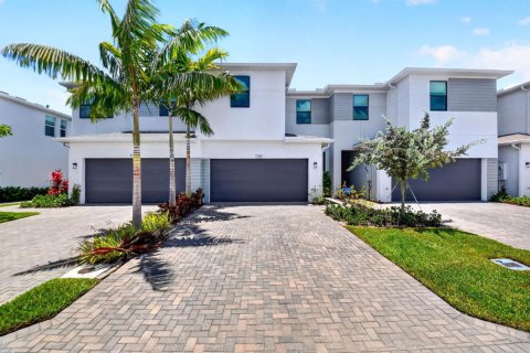 Townhouse in Lake Worth, Florida 3 bedrooms, 155.52 sq.m. № 2246307 - photo 2