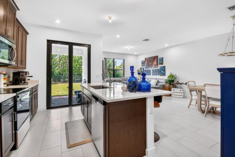 Townhouse in Lake Worth, Florida 3 bedrooms, 155.52 sq.m. № 2246307 - photo 8