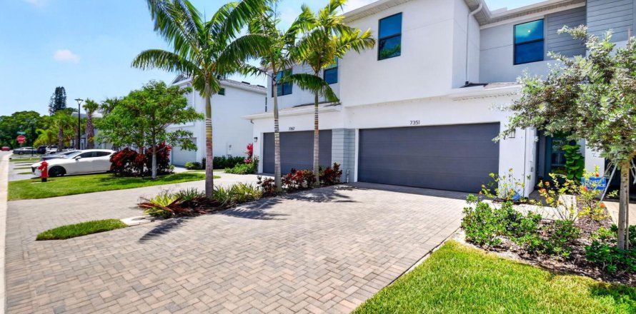 Townhouse in Lake Worth, Florida 3 bedrooms, 155.52 sq.m. № 2246307
